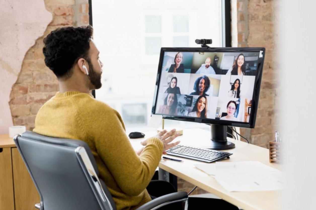 Практика утренней йоги в спокойной обстановке